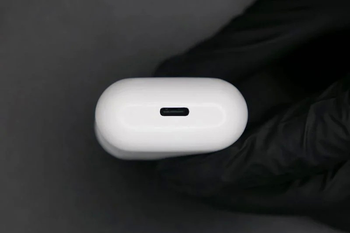 Case AirPods dengan USB Type-C
