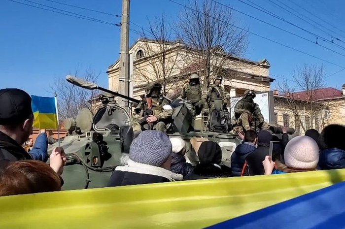 Tentara Rusia melewati demonstran pro-Ukraina