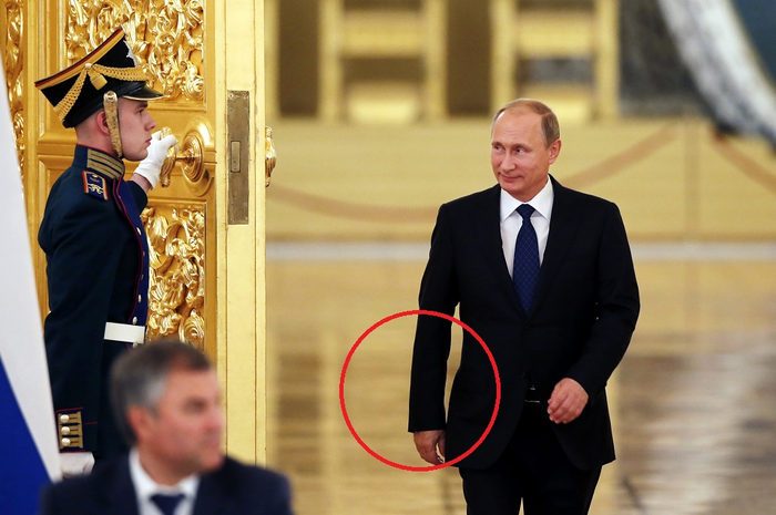 Gaya berjalan presiden Rusia Vladimir Putin saat memasuki  Alexadrovsky Hall tahun 2015. (Yuri Kochetkov/Pool photo via AP)