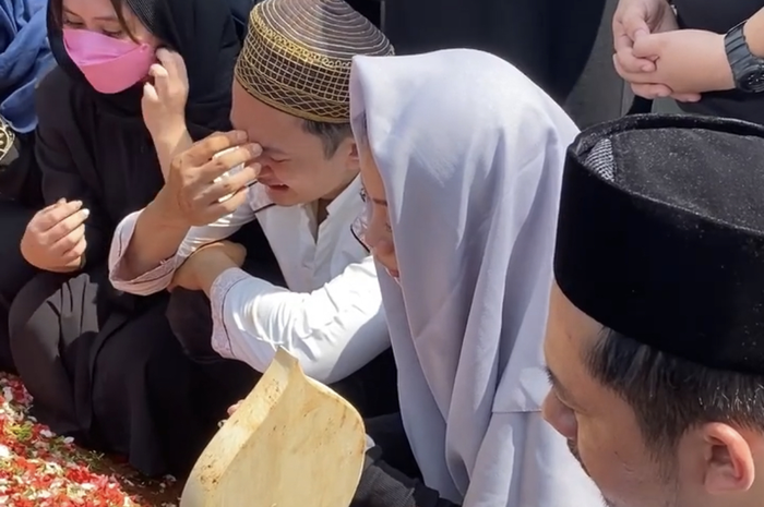 Indra Bruggman ikut hancur melihat foto permintaan terakhir sosok tercinta, ibunda Kiki Farrel, yang juga dikenal sebagai sahabatnya.