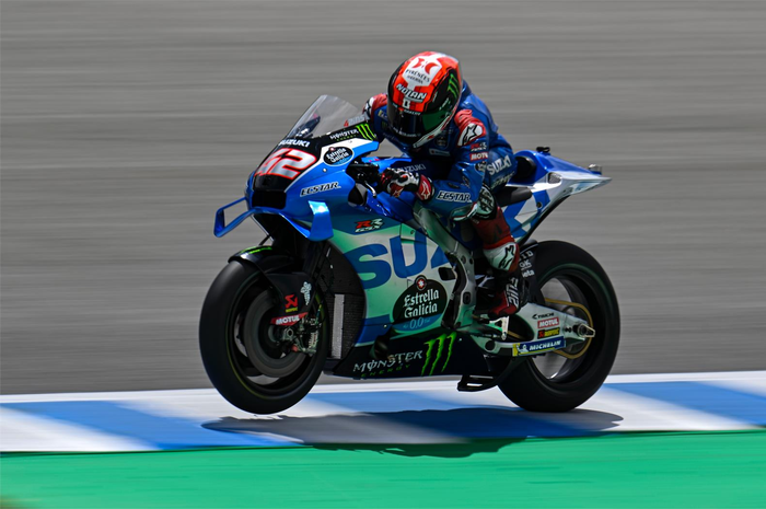 Tampak motor MotoGP Suzuki GSX-RR dengan logo Estrella Galicia 0,0 di sesi Tes MotoGP Jerez 2022.