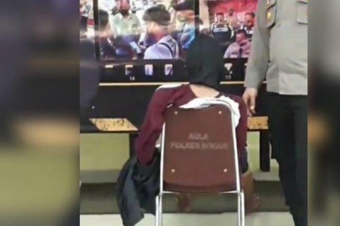 Pelaku penculikan anak berinisial ARA (27) saat dihadirkan dalam jumpa pers di Mako Polres Bogor, Kamis (12/5/2022).
