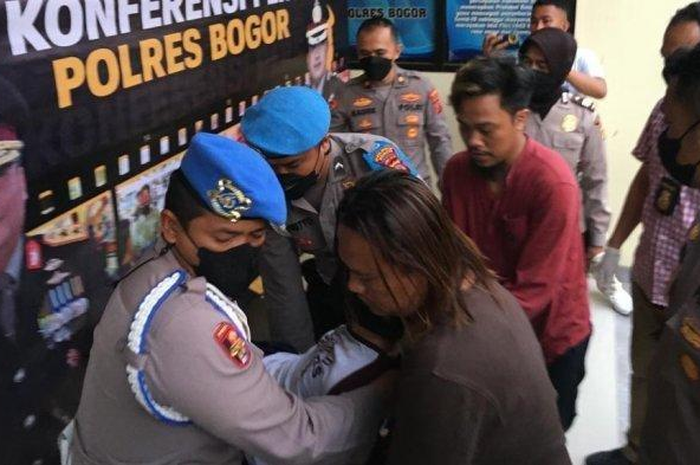 Pelaku penculikan anak berinisial ARA (27) saat dihadirkan dalam jumpa pers di Mako Polres Bogor, Kamis (12/5/2022).