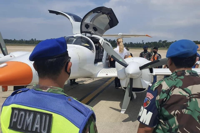 Pilot pesawat Malaysia nyaris diecgat jet F-16 TNI AU gegara nekat menerobos wilayah RI. Akhirnya pilot mendaratkan pesawatnya di Batam.