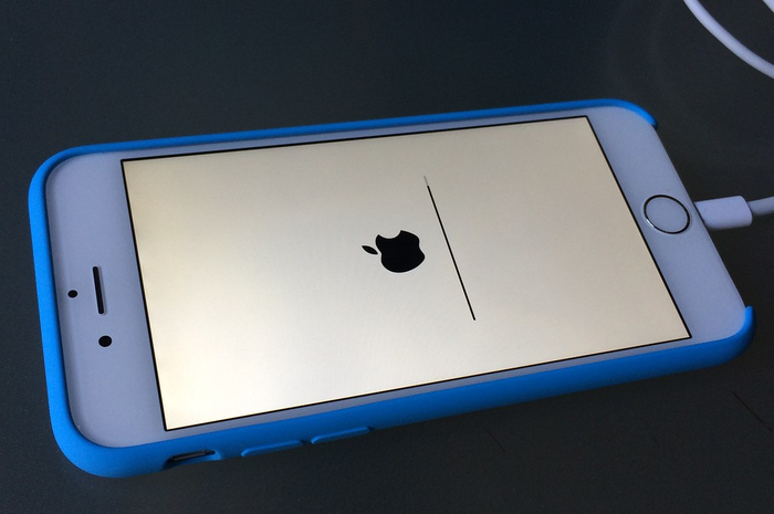 Ilustrasi melakukan update sistem operasi iOS di smartphone iPhone