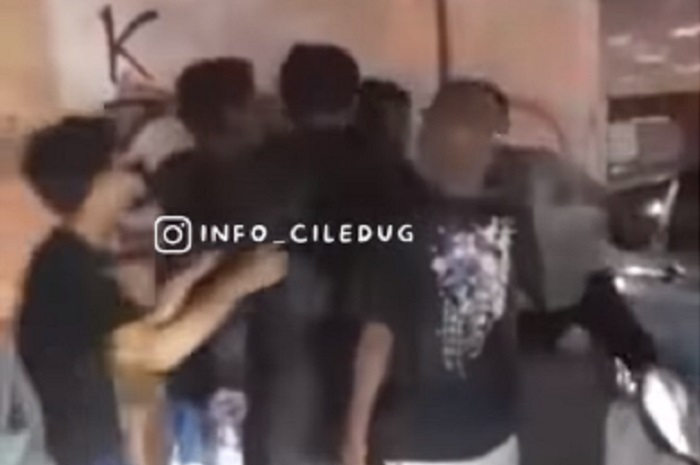 Polisi diduga melakukan pemukulan seorang pemuda dan acungkan pistol di Cipulir, Jaksel.