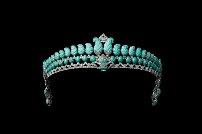 Tiara yang dibuat khusus oleh Cartier ini terinspirasi dari seni Islam yang rumit.