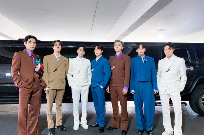 BTS (dari kiri) Kim Taehyung (V), Kim Seokjin, Min Yoongi (SUGA), Park Jimin, Kim Namjoon (RM), Jeon Jungkook, Jung Hoseok (J-Hope).