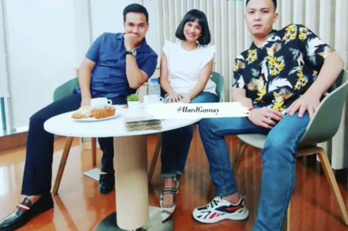 Ramalan anak indigo Hard Gumay bikin foto Andhika Pratama langsung digeruduk. Mata batin Hard Gumay lihat Vanessa Angel terguling-guling.