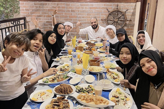 Ayah Atta Halilintar harus membayar denda Rp 300 juta. Foto keluarga mertua Aurel Hemansyah makan-makan di Madinah disorot.