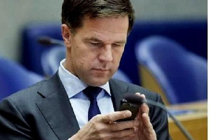 PM Belanda Mark Rutte pakai hape jadul Nokia 301