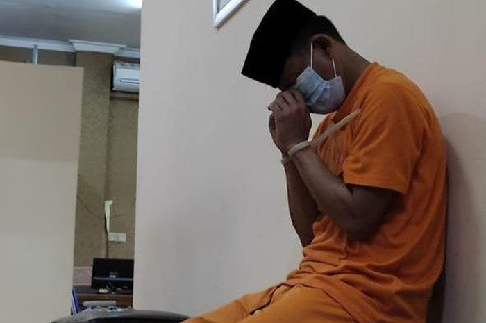 PUR (42) seorang guru ngaji di Garut tega cabuli dua orang tetangganya sendiri yang merupakan seorang lansia. 