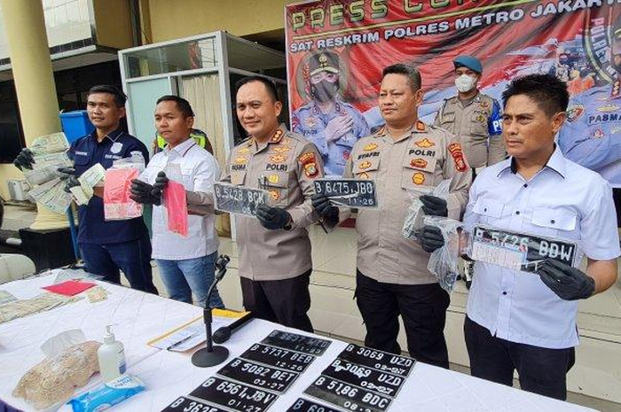 Modus yang dilakukan mereka adalah dengan menyusun skenario seolah si anak yang bersepeda motor memiliki masalah dengan adik kandung pelaku.
