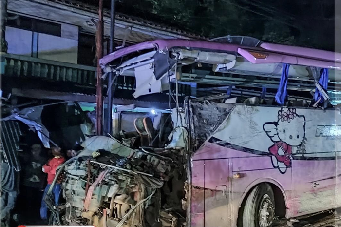 Sopir bus Pandawa yang mengalami kecelakaan maut di Ciamis, Jawa Barat diburu polisi. Sopir enteng bilang busnya mengalami rem blong. 