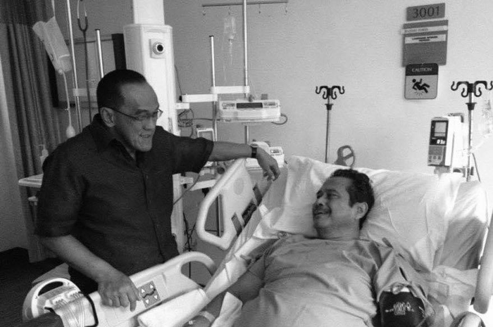 Mertua Nia Ramadhani, Aburizal Bakrie berduka kehilangan sosok tercinta yang selalu setia membimbingnya. Dia mengunggah foto duka. 
