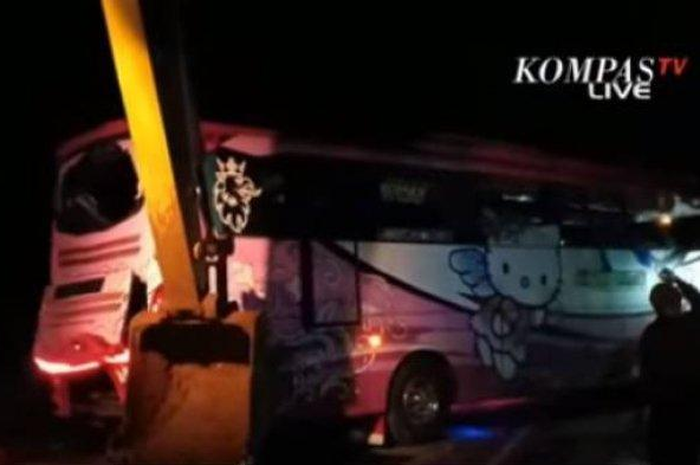 Proses evakuasi bus Pandawa yang mengalami kecelakaan di jalan raya Payungsari, Panumbangan, Ciamis, Jawa Barat, Sabtu (21/5/2022).