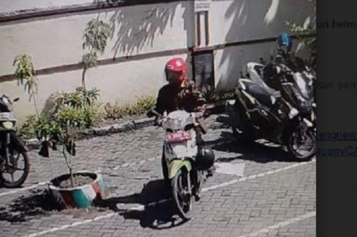 Rekaman CCTV Oknum Perangkat Desa Gasak Helm Di Pengadilan Agama Brebes