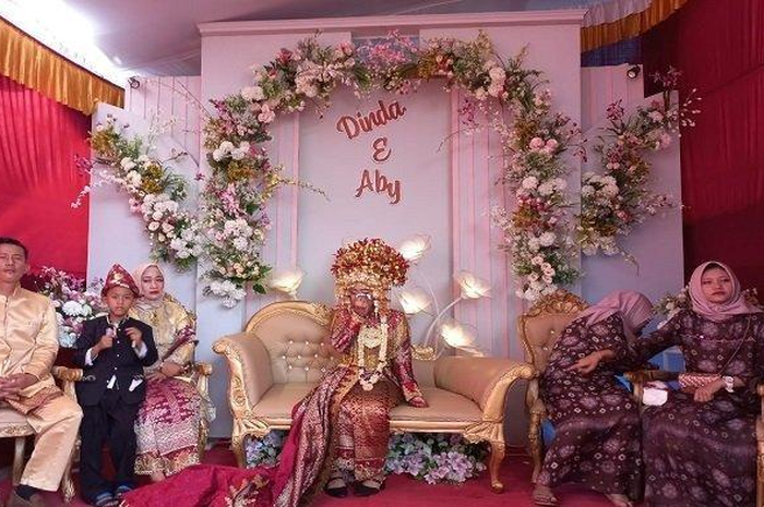 Tangis pilu Dinda Hairullita (16) calon pengantin di Palembang yang batal menikah lantaran mempelai pria tidak hadir, Minggu (22/5/2022)