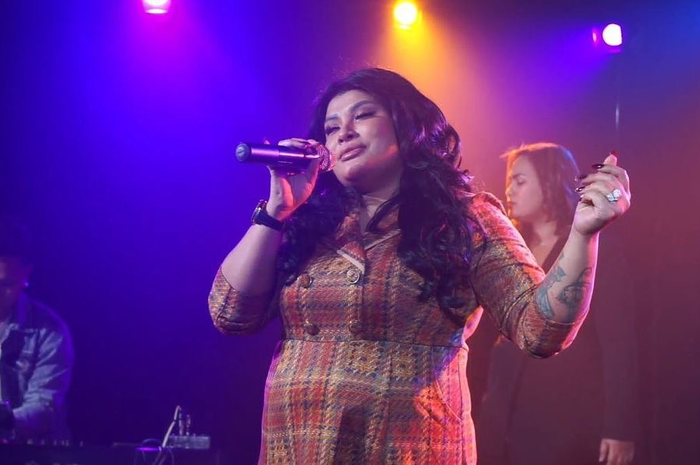 Nania Yusuf penyanyi jebolan Indonesian Idol memutuskan kembali masuk islam gegara takut dijemput ajal. Foto tatonya jadi sorotan.