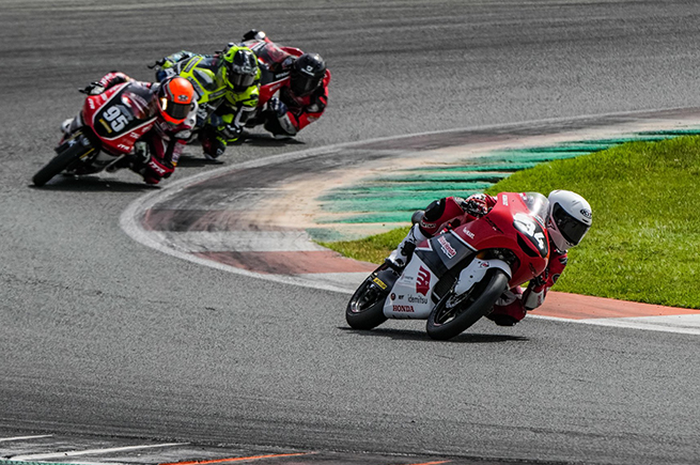 Pembalap Indonesia Arbi Aditama (nomor start 34) berhasil finis poin di race 2 JuniorGP Valencia 2022, Minggu (22/05/2022) mengoleksi poin perdana musim ini