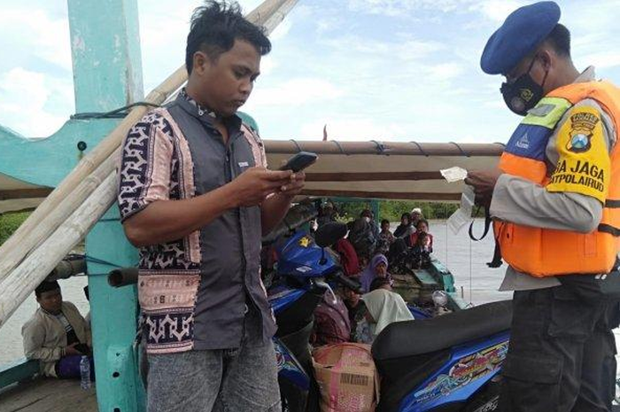 Satpolair Polres Sampang Menjalankan Operasi Antisipasi Penyelundupan Motor Bodong