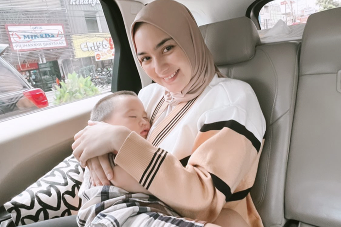 Rezky Aditya sudah ditetapkan sebagai ayah biologis dari anak yang dilahirkan Wenny Ariani. Citra Kirana malah unggah foto tanpa suami. 