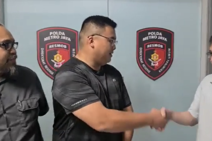 Pengemudi Pajero William Yani yang menampar sopir Yaris Yohanes Aditya gampang emosi gegara masalah begini. Foto statusnya jadi bukti.