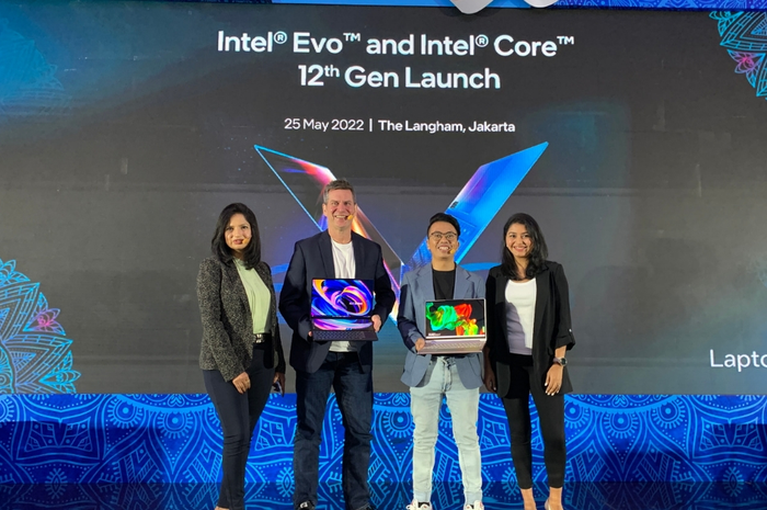 Dari kiri ke kanan : Moushumi Mazumdar, Asia Pacific & Japan Consumer Segment Director, Intel Corporation; Cekiel Danielson, Director of Consumer Sales - Asia, Intel Corporation; Silvester Widyo, Intel representative; Tripti Dahiya, Intel representative.