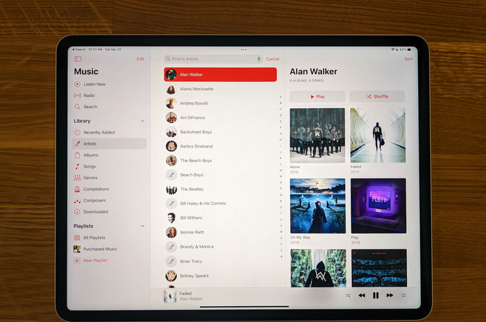 Ilustrasi layanan Apple Music di iPad