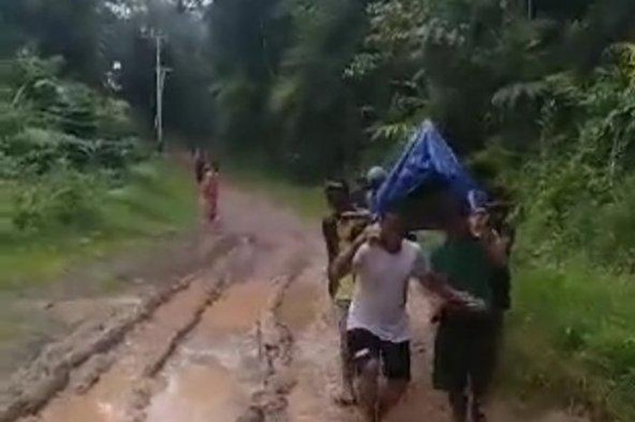 Jenazah guru ditandu.