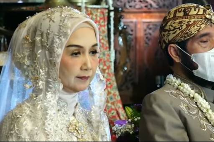 Ketua Mahkamah Konstitusi Anwar Usman resmi menikahi adik Presiden Joko Widodo, Idayati di Graha Saba Buana, Solo, Jawa Tengah, Kamis (26/5/2022) 