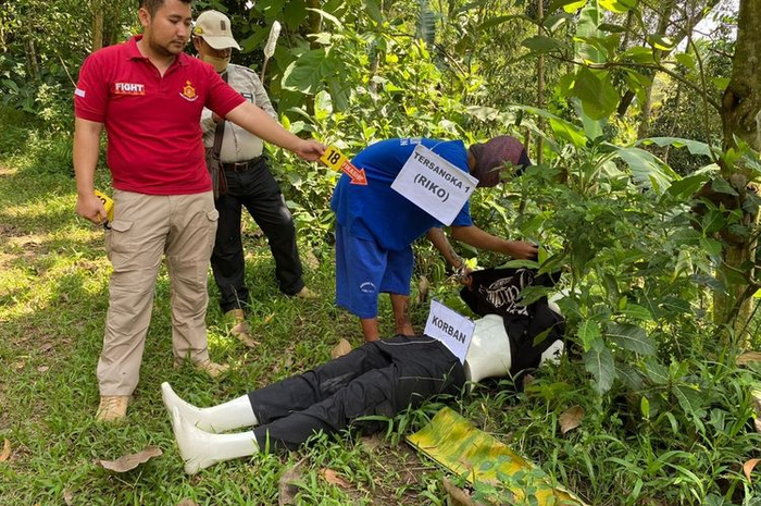 Rekonstruksi kasus pembunuhan terhadap gadis 14 tahun oleh teman prianya di Kebumen, Jawa Tengah, Selasa (24/5/2022).