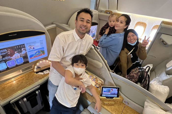 Nagita Slavina sudah terlihat menemani raffi Ahmad liburan di Italia. Dia tampak ogah emosi hadapi isu suaminya selingkuh dengan Mimi Bayuh.