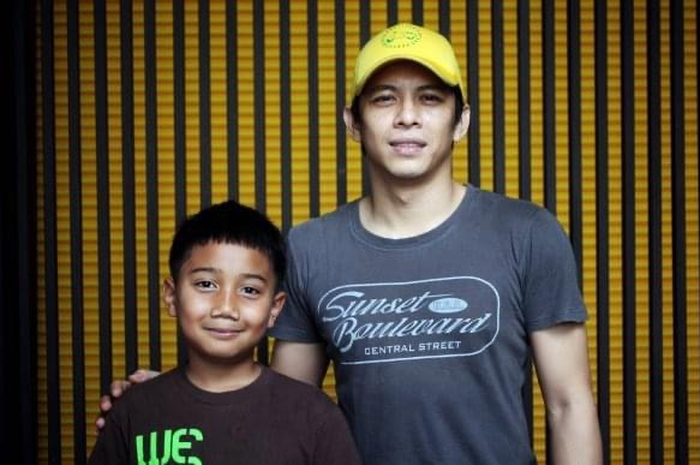 Anak Ridwan Kamil bangga bisa foto bareng idolanya, Ariel NOAH. Namun, mantan Luna Maya malah merasa bersalah kepada Ridwan Kamil.