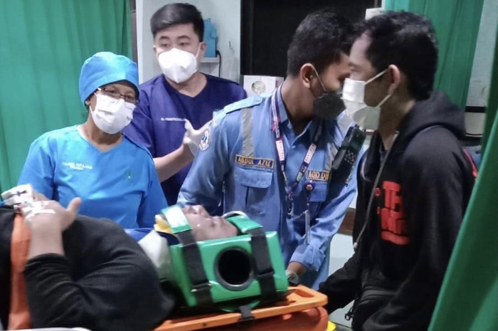 Sopir Pajero tersangka kecelakaan depan menara Saidah tidak ditahan. Kondisi anak korban yang jadi yatim piatu bikin pingsan sang nenek.