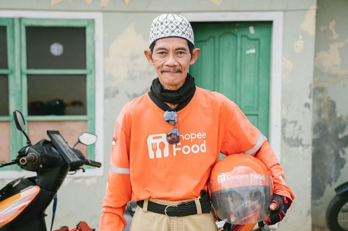 Seorang driver ojol yang tetap semangat bekerja meski usia tak muda lagi.