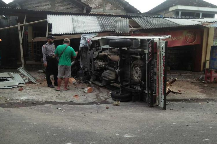 Terjadi lagi kecelakaan yang diakibatkan oleh tidak kuatnya atau salahnya perhitungan saat ingin menyalip mobil di depannya.