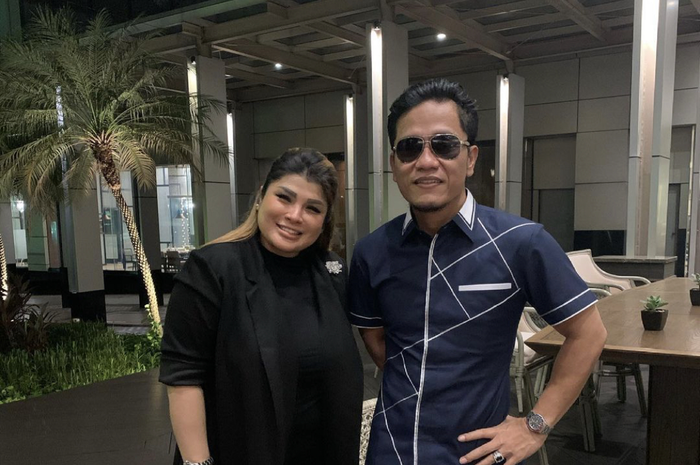 Nania Yusuf yang pernah duet dengan Delon memutuskan kembali memeluk Islam. Dia mengaku harus belajar salat dan mengaji lagi.