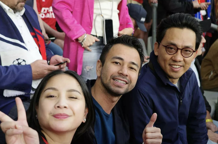 Nagita Slavina lega bisa kabur dari gosip Mimi Bayuh. Dia pamer foto mesra bareng Raffi Ahmad di Paris, Pengusaha tajir ini jadi penyelamatnya.