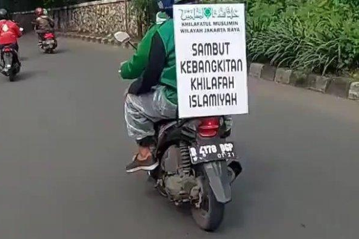 Bikin geger, sebuah video konvoi pemotor membawa bendera khilafah dan membagikan selebaran, begini kata polisi.