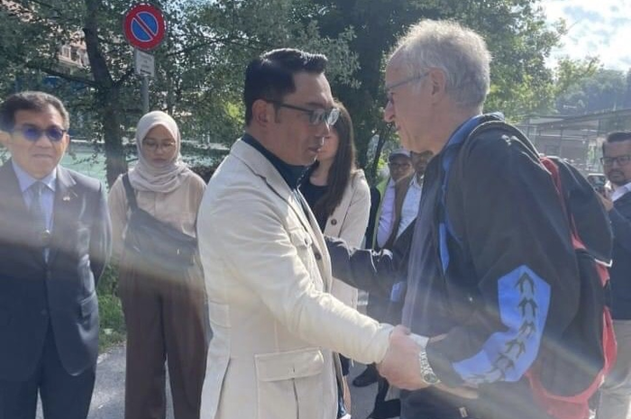 Foto Heinrich  penyelamat adik Eril saat memeluk Ridwan Kamil bikin meleleh netizen. Ternyata warga Bern punya kebiasaan begini.