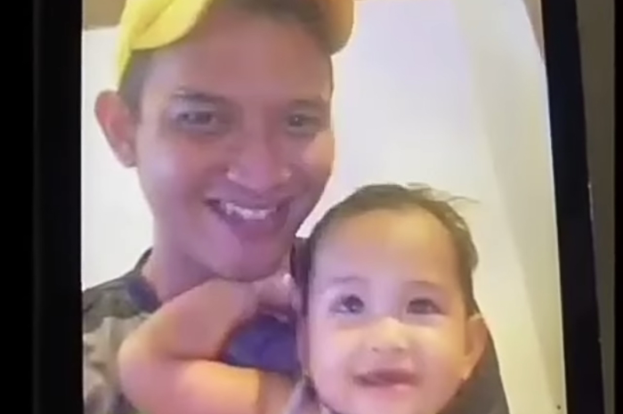 Foto bukti Rezky Aditya menggendong anak Wenny Ariani disebarkan. Namun, kondisi leher Mayangsari ikut dibawa-bawa gegara foto ini.