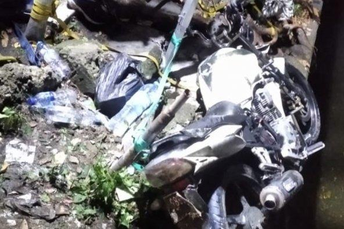  Evakuasi Yamaha Scorpio Nyembur ke Kali Di Tanah Abang