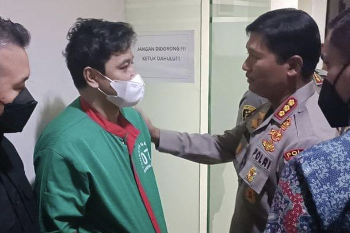 Andrie Bayuajie ditangkap gegara kasus narkoba. Giatris Kahitna ini ternyata sudah dapat peringatan dari peramal Hard Gumay. 