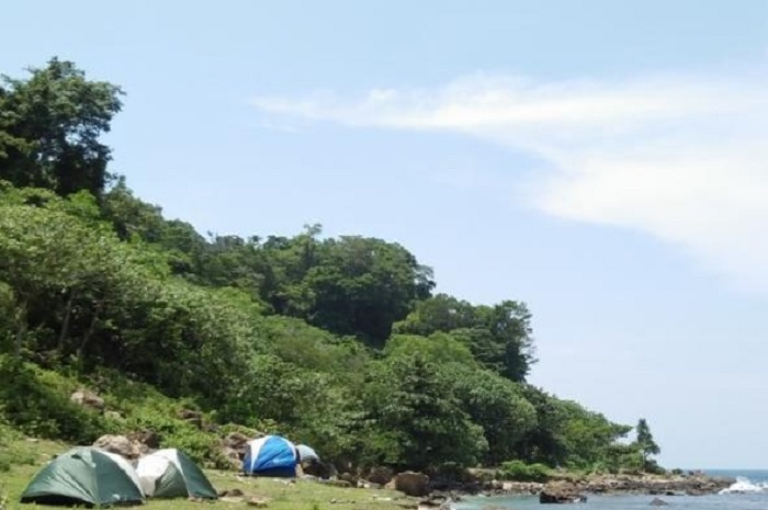 Ilustrasi camping di tepi pantai. Enggak punya tiket Vespa Wolrd Days 2022 tapi masih ngotot touring ke Bali, tenang bikers masih bisa camping di sini.