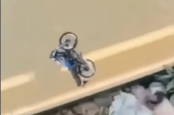 Viral, sebuah video motor Yamaha RX-King yang dibuang ke sungai dari atas jembatan.