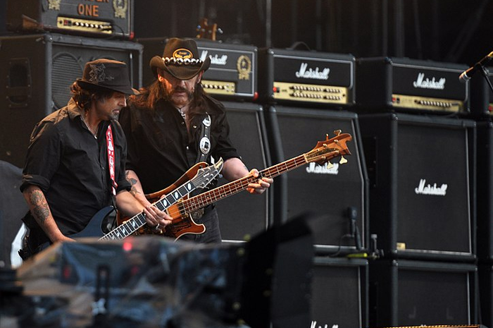 Phil Campbell (kiri) dan Lemmy dalam show Motorhead di tahun 2013