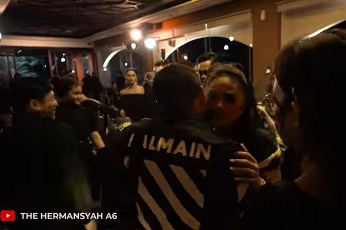 Terlibat perang dingin bertahun-tahun dengan Krisdayanti, sikap Anang Hermansyah pada mantan mertuanya jadi sorotan