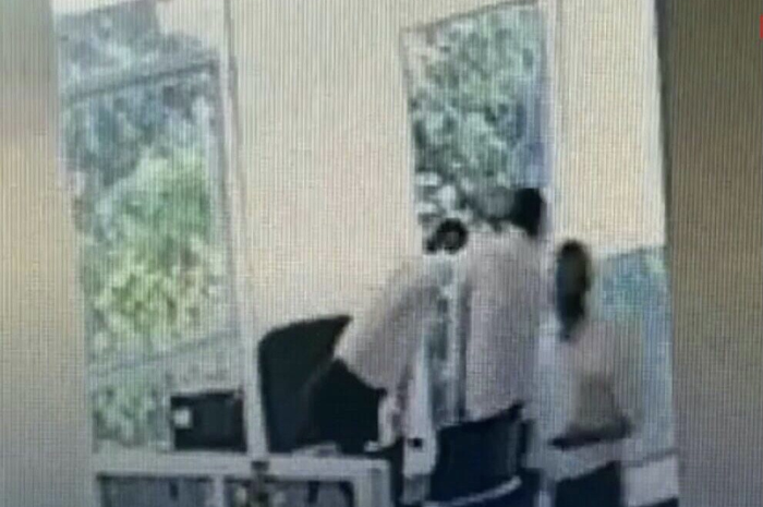 Pegawai pajak dapat bogem mentah dari atasan karena masalah pekerjaan. Ternyata begini omongan pegawai yang bikin atasannya murka.