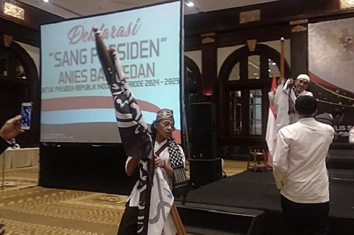 Ini foto tampang peserta deklarasi Anies Baswedan Capres 2024 yang ngotot memasang bendera HTI di panggung acara. 
